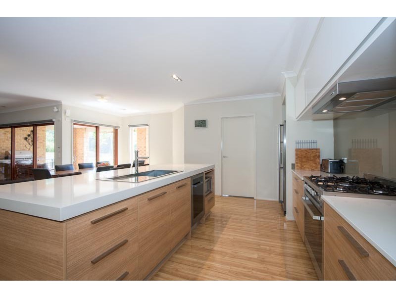 6 Valley Court, Gisborne VIC 3437