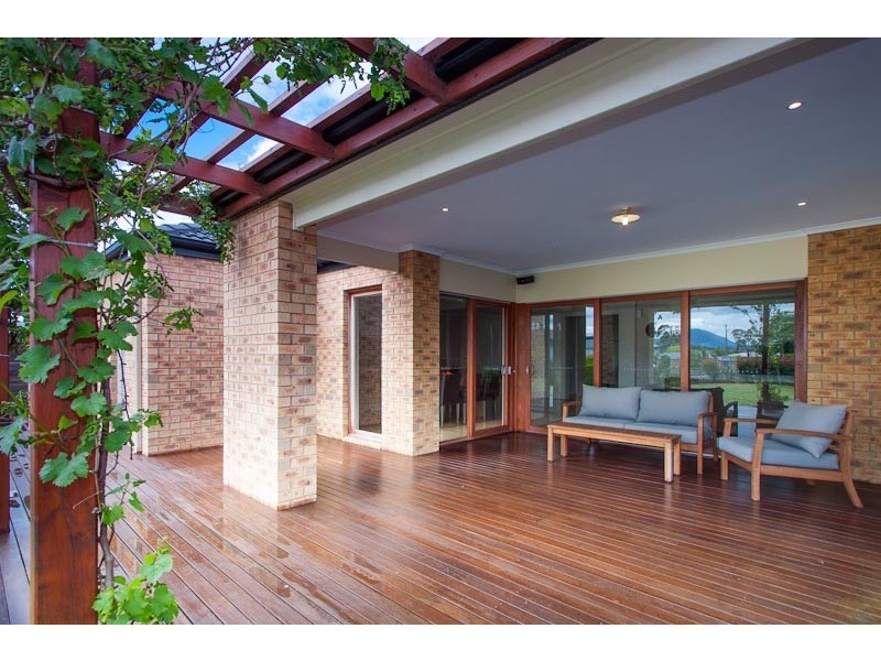 6 Valley Court, Gisborne VIC 3437