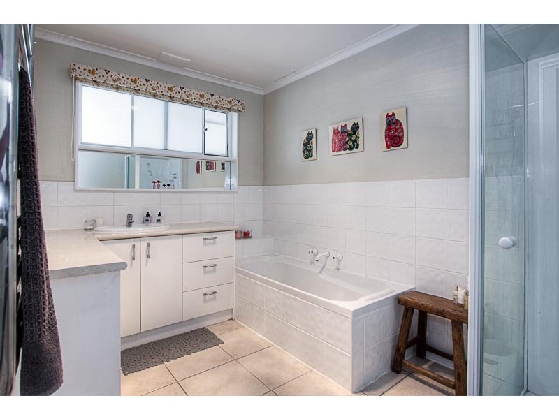 17 Lynne Court, Gisborne South VIC 3437
