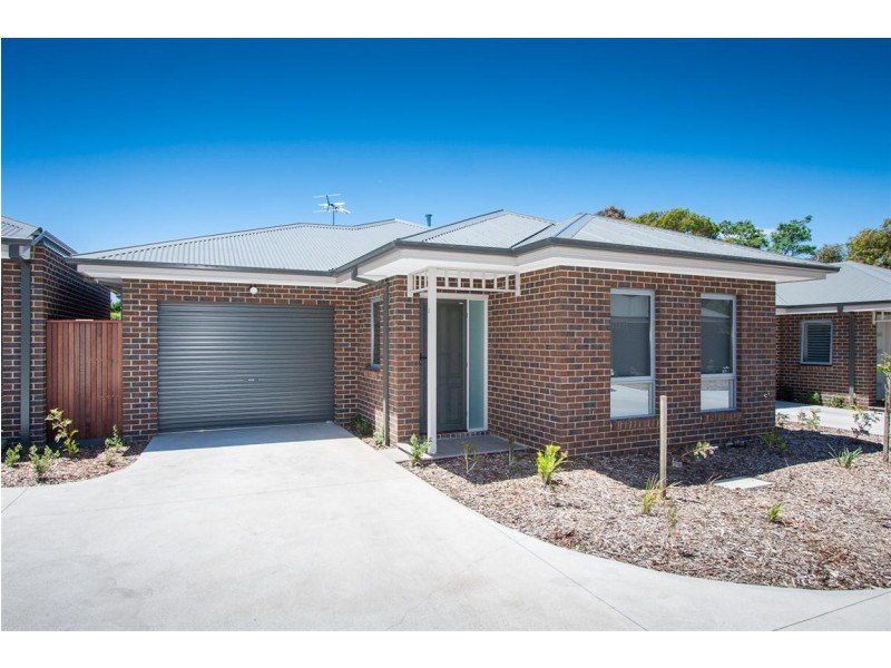 2/11 Morrow road, Gisborne VIC 3437