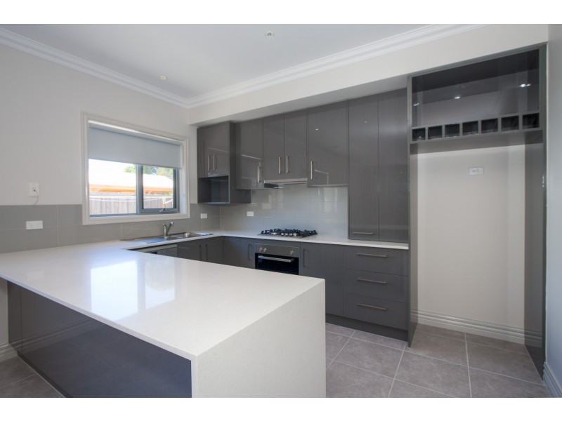 2/11 Morrow road, Gisborne VIC 3437