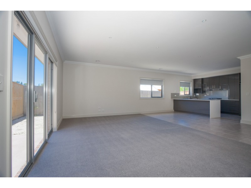 2/11 Morrow road, Gisborne VIC 3437