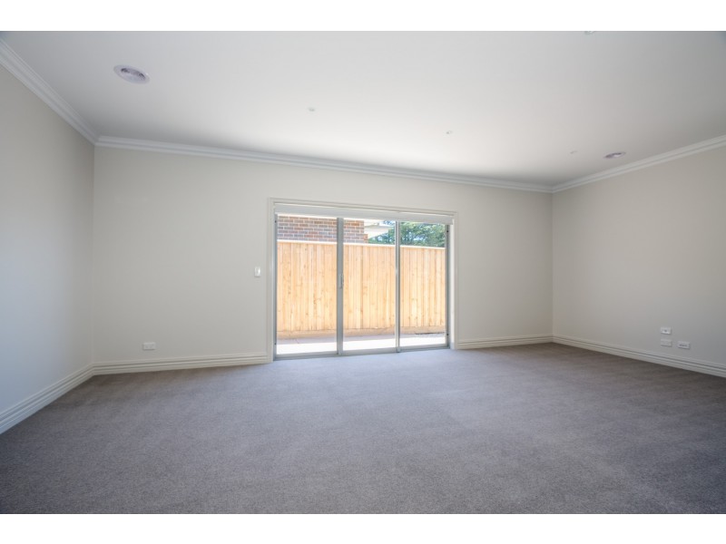 2/11 Morrow road, Gisborne VIC 3437
