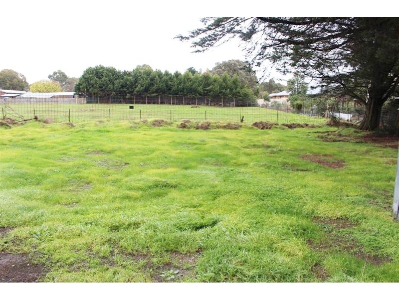 35 Main Road, Romsey VIC 3434