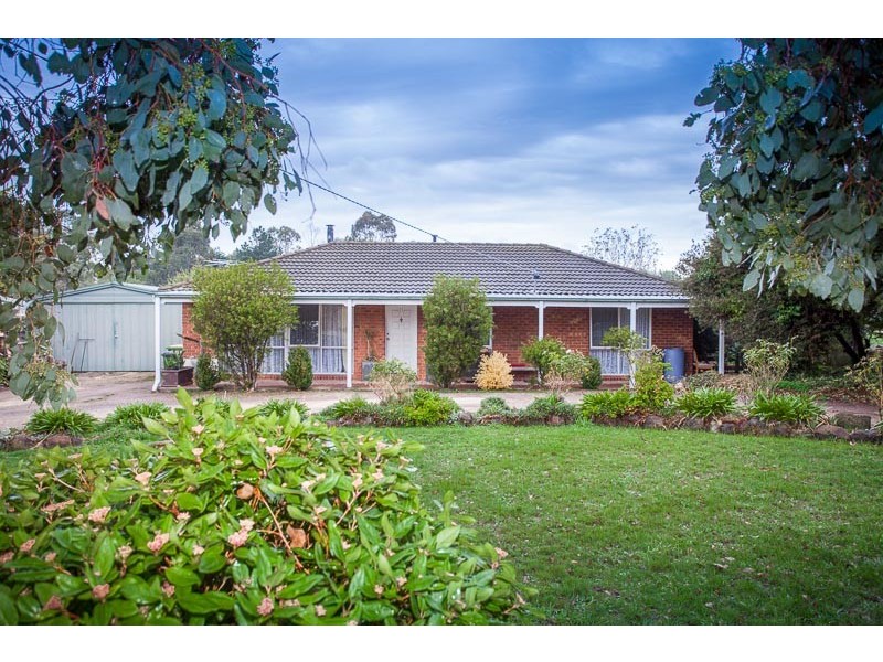 11 Regan Drive, Romsey VIC 3434