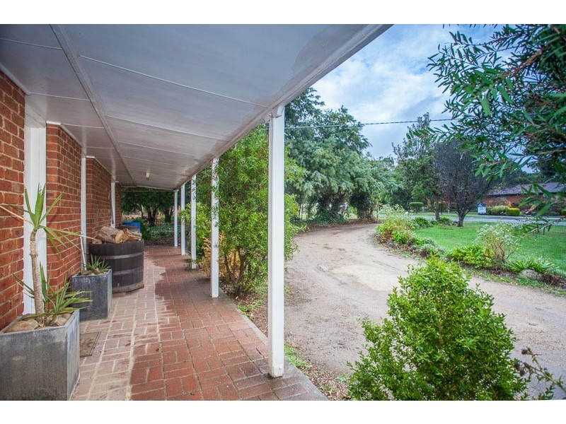 11 Regan Drive, Romsey VIC 3434