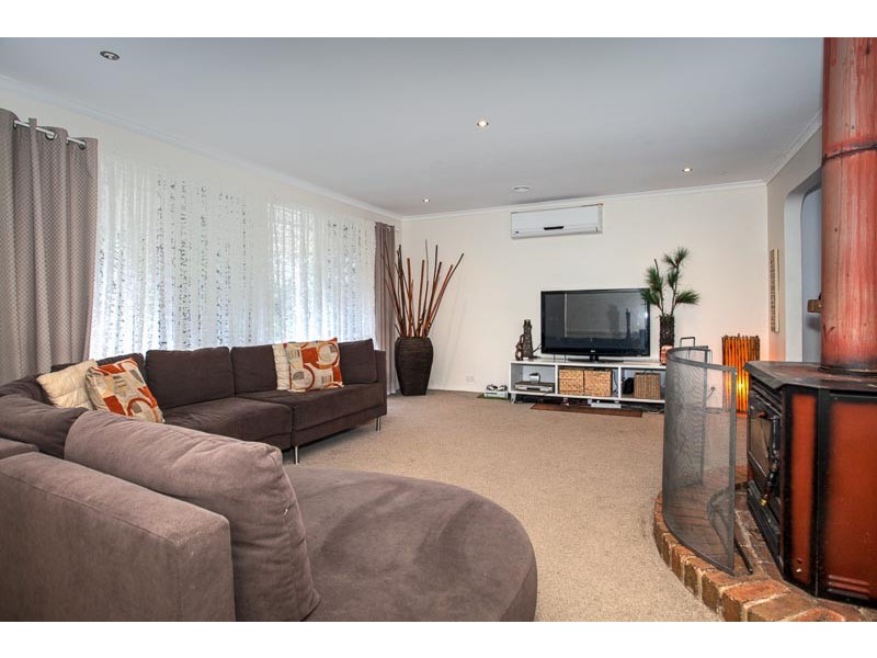 11 Regan Drive, Romsey VIC 3434