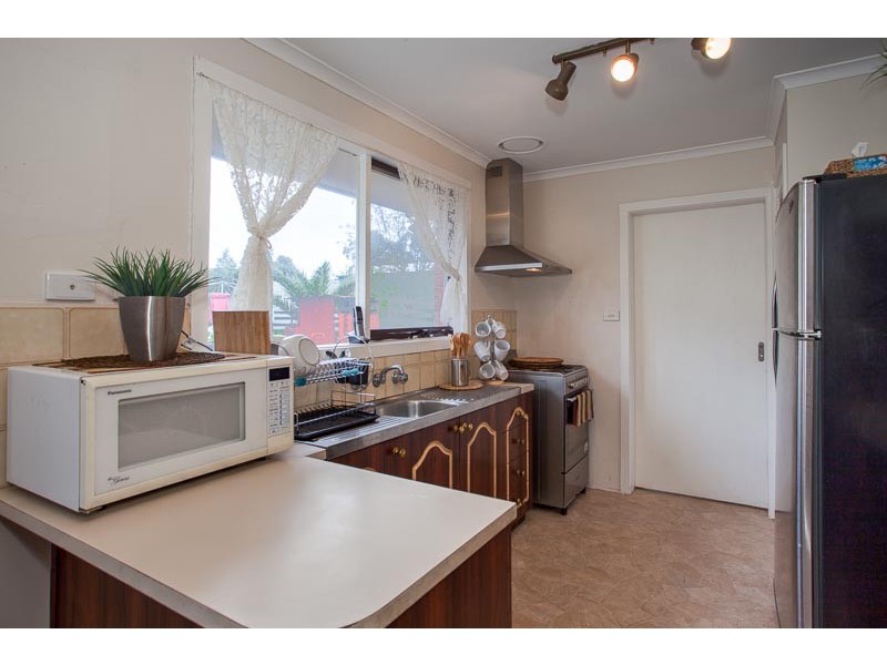 11 Regan Drive, Romsey VIC 3434