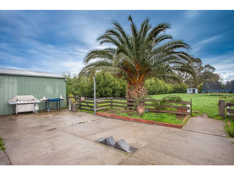 11 Regan Drive, Romsey VIC 3434
