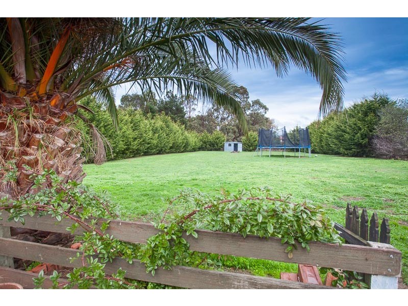 11 Regan Drive, Romsey VIC 3434