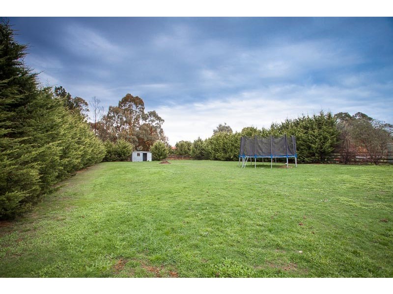 11 Regan Drive, Romsey VIC 3434
