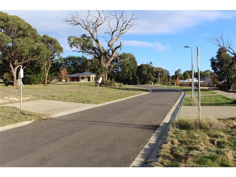 8 Fairway Drive, Gisborne VIC 3437