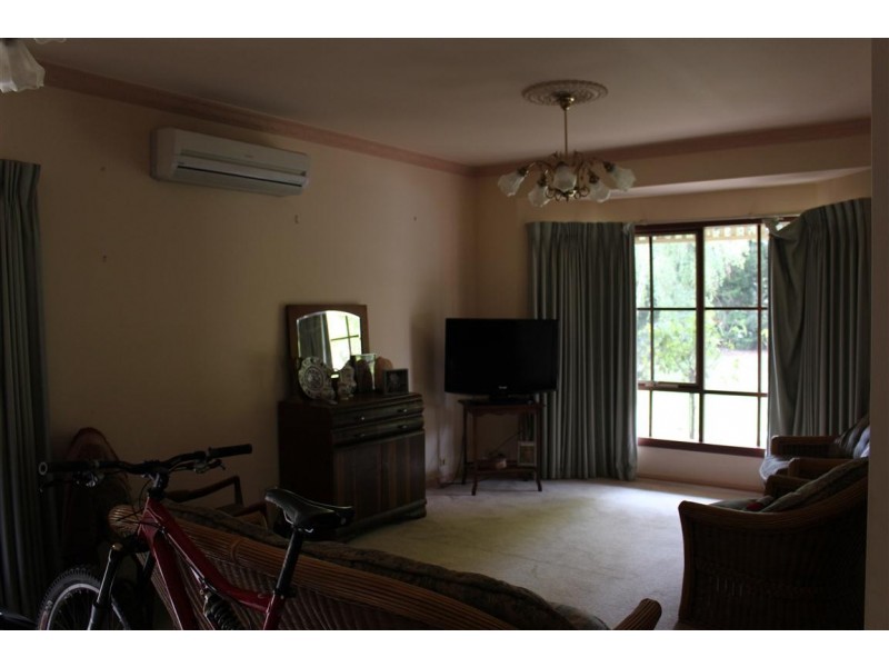 7 Susanne Court, Romsey VIC 3434