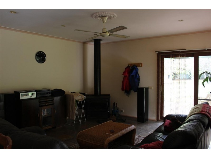 7 Susanne Court, Romsey VIC 3434