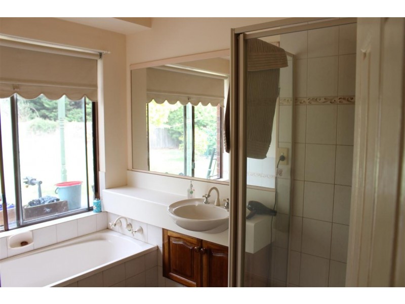 7 Susanne Court, Romsey VIC 3434