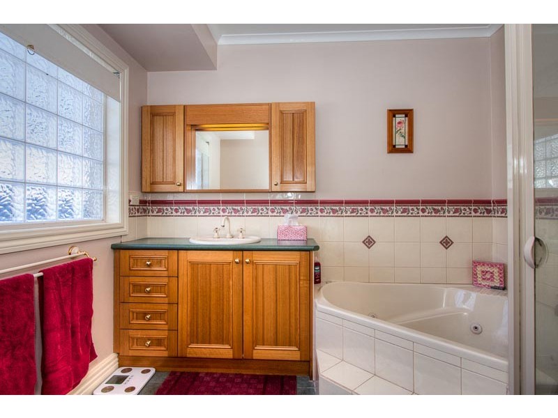 10 Wodalla Grove, New Gisborne VIC 3438