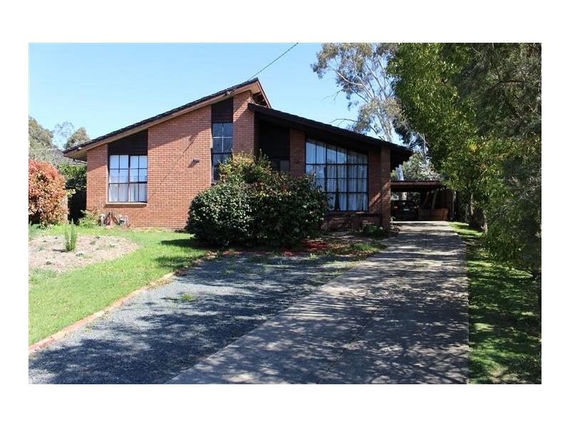 2 Cedar Crt, Gisborne VIC 3437
