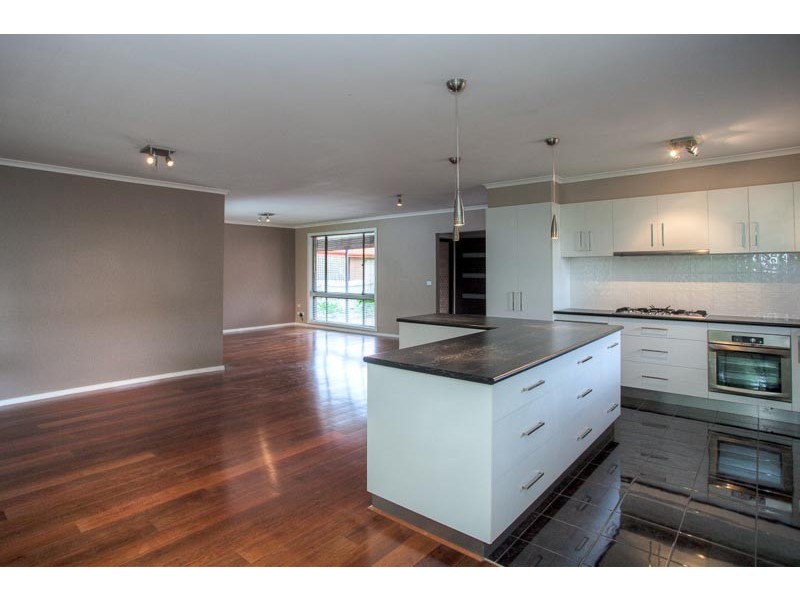 5 Robert Court, Gisborne VIC 3437