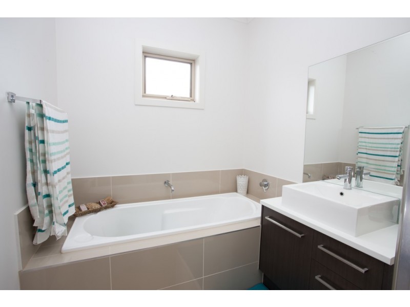 Unit 3/4 Francis Crescent, Gisborne VIC 3437