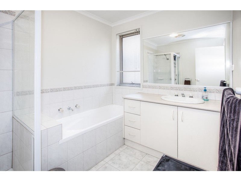 2 Sunny Park Close, Gisborne VIC 3437