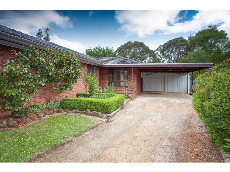 5 Robert Crt, Gisborne VIC 3437
