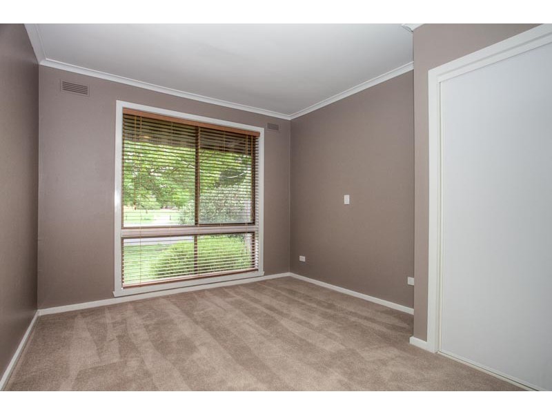 5 Robert Crt, Gisborne VIC 3437