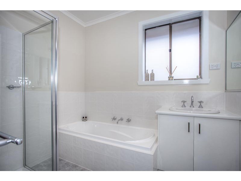 5 Robert Crt, Gisborne VIC 3437