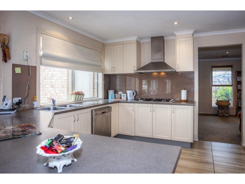 8 Clover Court, Romsey VIC 3434