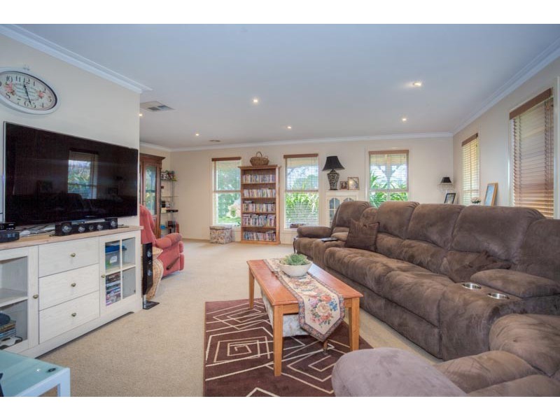 8 Clover Court, Romsey VIC 3434