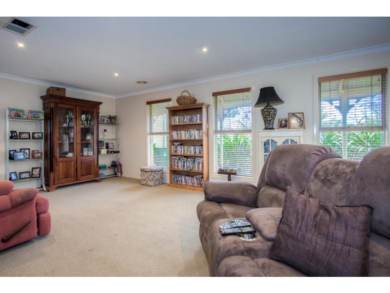 8 Clover Court, Romsey VIC 3434