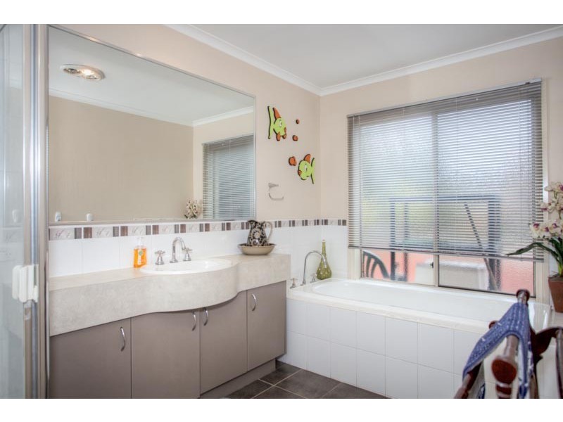 8 Clover Court, Romsey VIC 3434