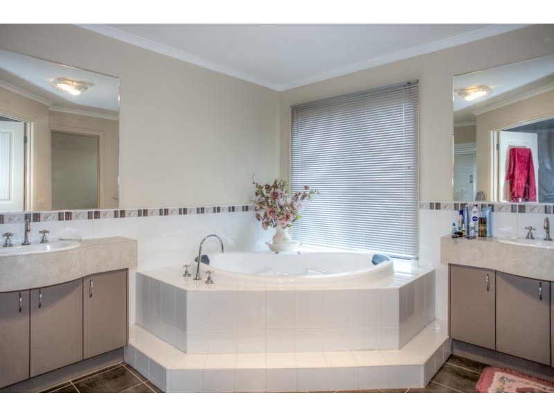 8 Clover Court, Romsey VIC 3434