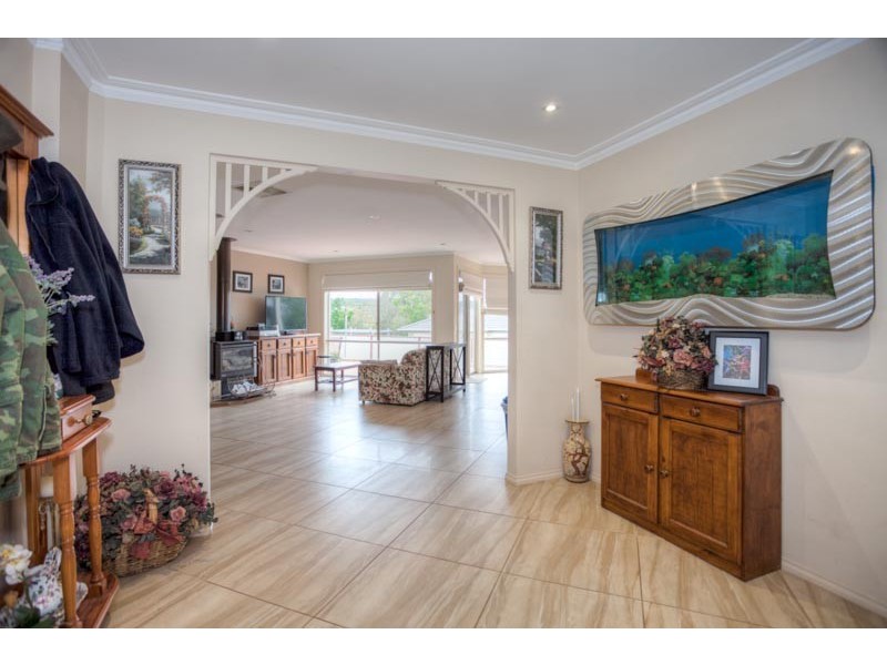 8 Clover Court, Romsey VIC 3434