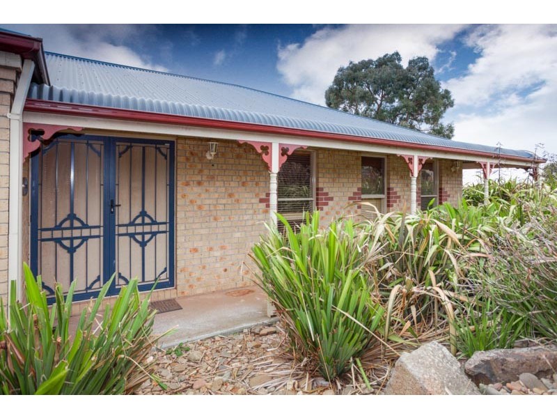 8 Clover Court, Romsey VIC 3434
