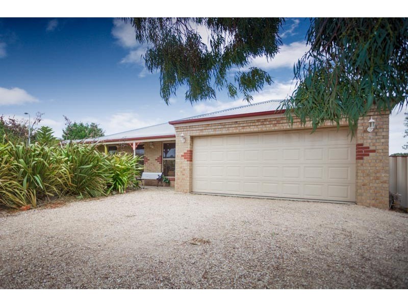 8 Clover Court, Romsey VIC 3434