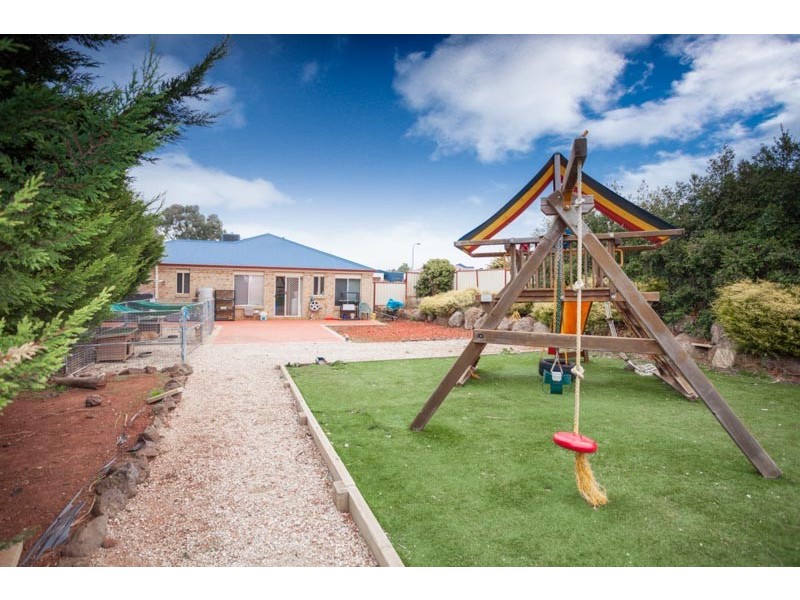 8 Clover Court, Romsey VIC 3434