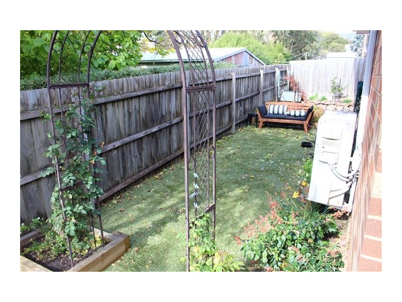 2/29 Prince Street, Gisborne VIC 3437