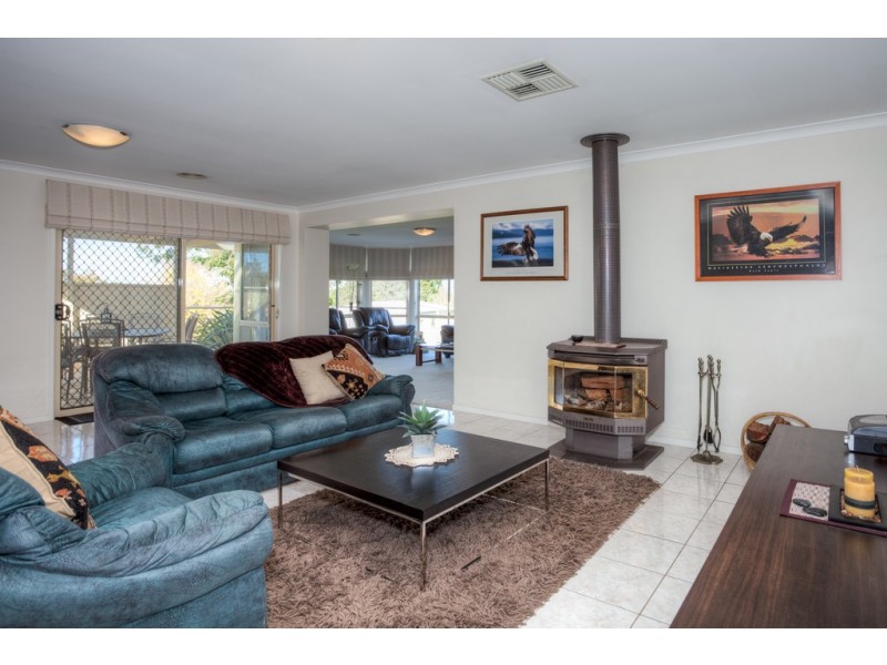 7 Lucern Close, Romsey VIC 3434