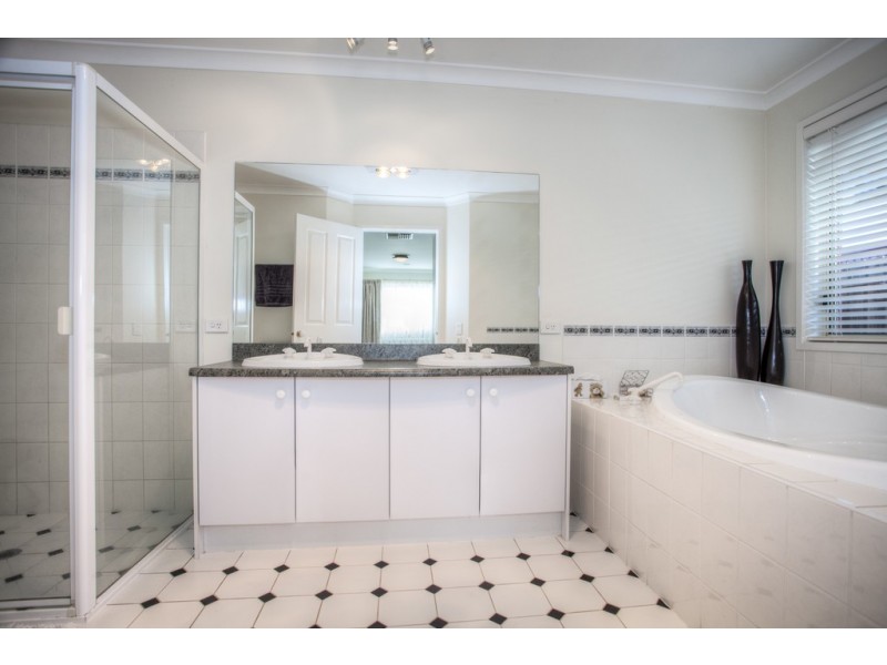 7 Lucern Close, Romsey VIC 3434