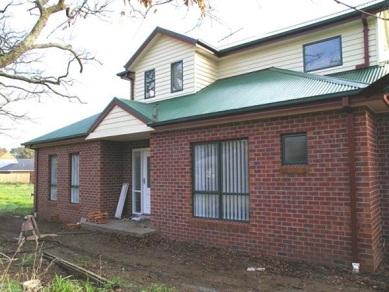 1/8A Howey Street, Gisborne VIC 3437
