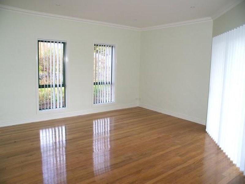 1/8A Howey Street, Gisborne VIC 3437