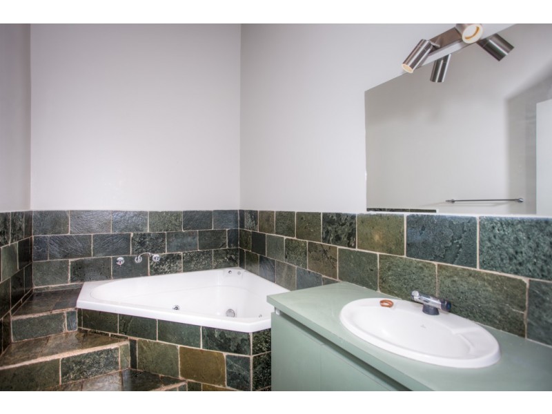 32 Blanche Parade, Mount Macedon VIC 3441