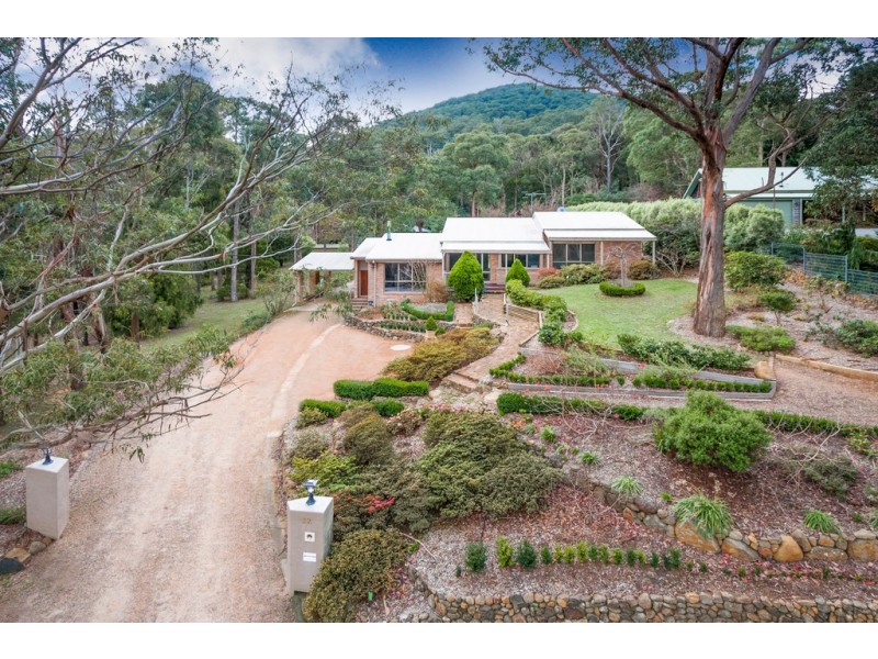 32 Blanche Parade, Mount Macedon VIC 3441