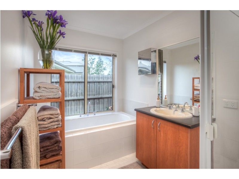 5 Hyperno Court, New Gisborne VIC 3438