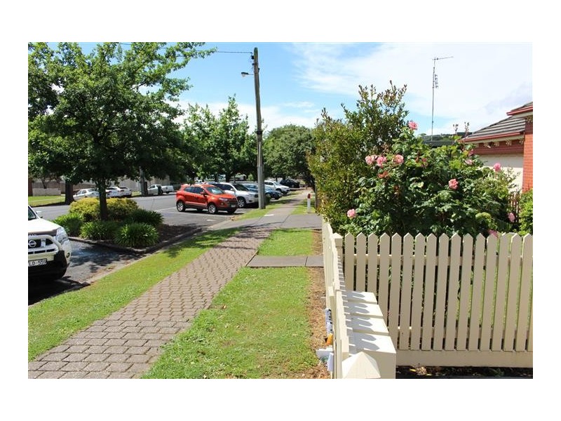 1/49 Brantome Street, Gisborne VIC 3437