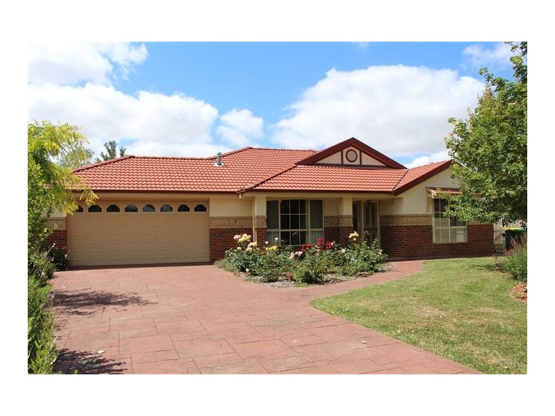 5 Lauren Crt, Gisborne VIC 3437
