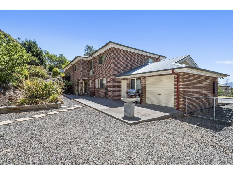 33 Wyralla Crescent, Gisborne VIC 3437