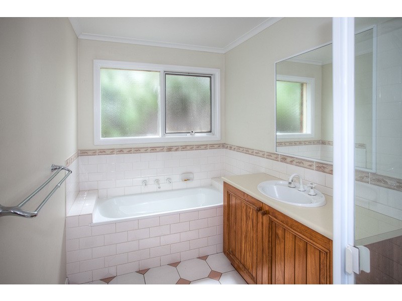 30 Robb Drive, Romsey VIC 3434