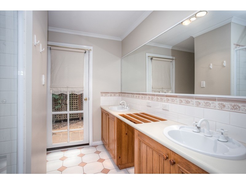 30 Robb Drive, Romsey VIC 3434