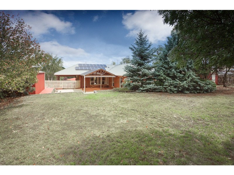 30 Robb Drive, Romsey VIC 3434